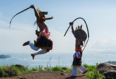 Adu Ketangkasan Sakral dalam Tradisi Tari Caci Manggarai