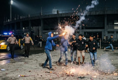 Stadion Sukung Jadi Arena Perang Petasan, Polisi Turun Tangan