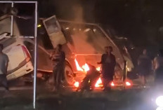 Serempet Motor, Bus Hino Dibakar Massa di Kotabumi Selatan