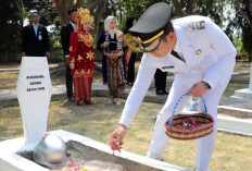 Peringati HUT RI, Bupati Radityo Egi Ziarah ke TMP Kusuma Bangsa