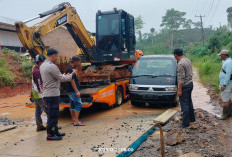 Genangan Surut, Jalan Lintas Sekincau Kembali Lancar Berkat Sinergi Aparat dan Wakil Rakyat