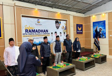 Safari Ramadhan, NasDem Lambar Bagi Takjil di Tugu Liwa dan Salurkan 300 Paket Sembako