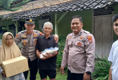 Polsek Kotabumi Utara Cek Debit Air Kali Way Merah dan Salurkan Baksos ke Warga Terdampak Banjir