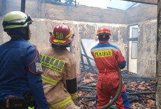 Damkar Bandar Lampung Padamkan Kebakaran Gedung Kosong Seluas 300 Meter Persegi
