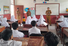 Camat Airhitam Pantau UTS SD, Gustian Afriza Ingatkan Siswa Tetap Semangat Belajar