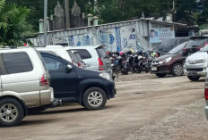 Parkir Ilegal di Sempadan Irigasi Dekat Rumah Sakit CMC Tetap Beroperasi Tanpa Izin