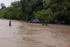 Hujan deras picu banjir di Jati Agung Lampung Selatan. Lima desa terdampak,4 mobil terseret arus banjir  