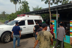 Tangis Keluarga Sambut Jenazah Korban Tenggelam di Pantai Mandiri