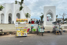 Meski Ada Larangan, Pedagang Masih Padati Area Masjid Al-Bakrie Lampung