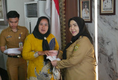 Wali Kota Eva Dwiana Salurkan Bantuan Pengobatan, Bencana, dan Santunan Kematian