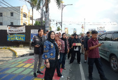 Aksi Berbagi Takjil di Tugu Adipura, Wali Kota Bandar Lampung Turun Langsung ke Jalan