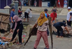 Jelang Halal Bihalal, Warga Sumber Alam Gotong Royong Bersihkan Akses Kantor Camat Air Hitam