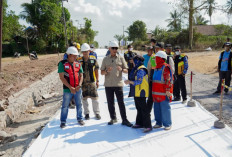 Tinjau Perbaikan Jalan Gunung Sugih–Kota Gajah, Gubernur Mirza Pastikan Mutu Proyek Terjaga 