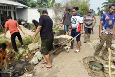Daniel Priya Dinata Gotong Royong Perbaiki Gorong-Gorong Rusak di Abung Selatan