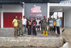 Babinsa dan Warga Bersihkan Gedung KDKMP Desa Gedung Agung