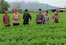 Dampingi Gubernur Temui Warga, Parosil Suarakan Keluhan Petani Lampung Barat
