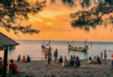 Ngabuburit Asyik di Pantai Greenthing Probolinggo, Sunset Indah dan Sarat Sejarah