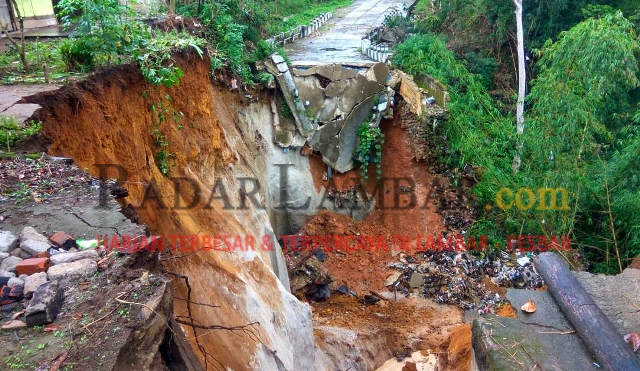 Longsor Seret Jalan dan Satu Rumah Warga Waytenong