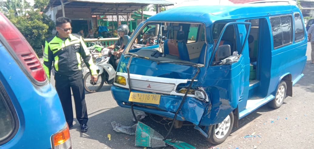 Sopir Mengantuk   Angkot Seruduk Angkot Parkir