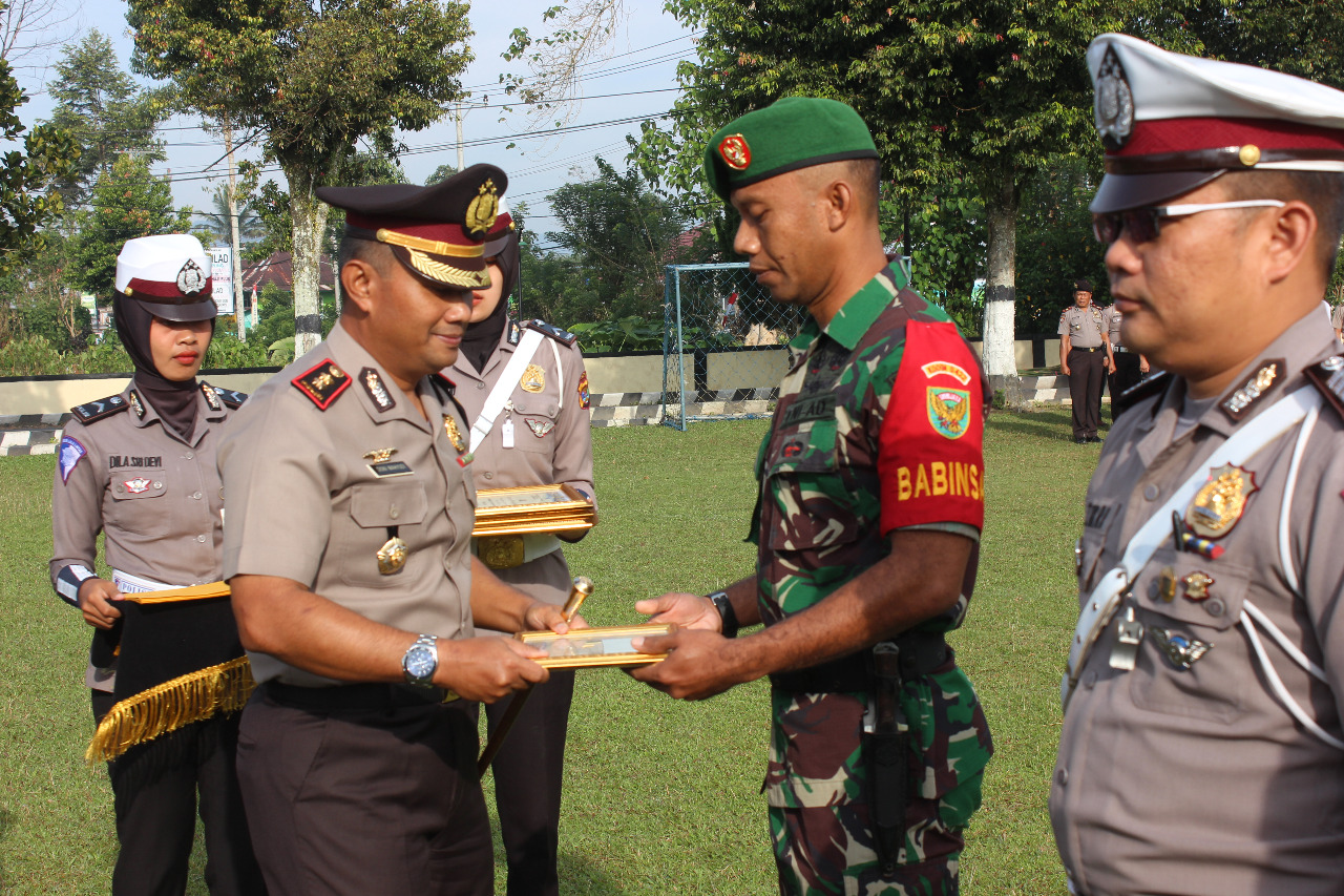 Kapolres Beri Penghargaan Personel Pospam Terbaik