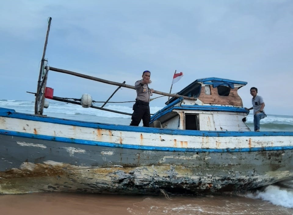 Kapal Nelayan Dari Banten Terdampar di Pesbar