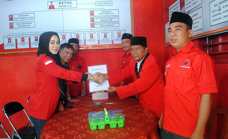 Wo Elti Pendaftar Pertama Penjaringan Balon Kada PDIP Pesbar