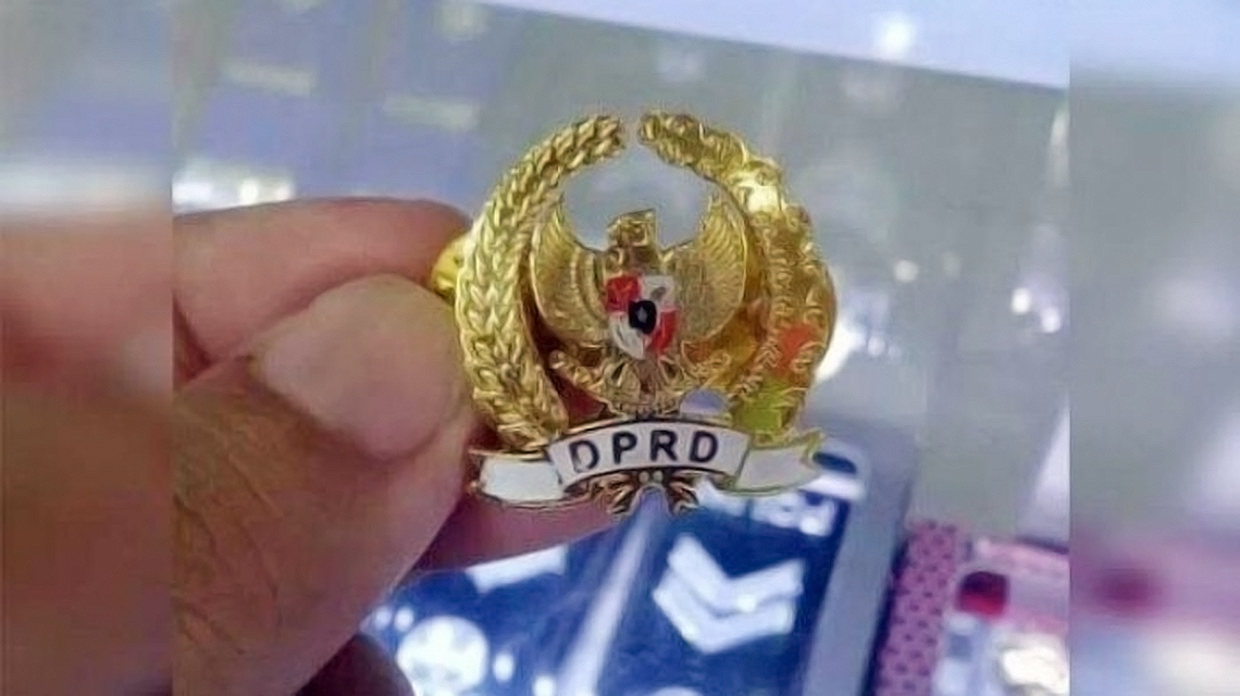 Sejak Dilantik, Anggota DPRD Pesbar Kenakan Pin Emas