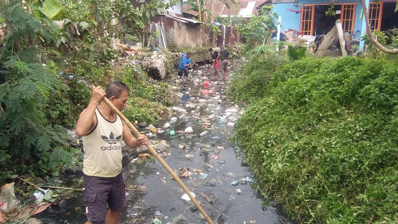 Warga Gotongroyong Bersihkan Sungai Way Balau