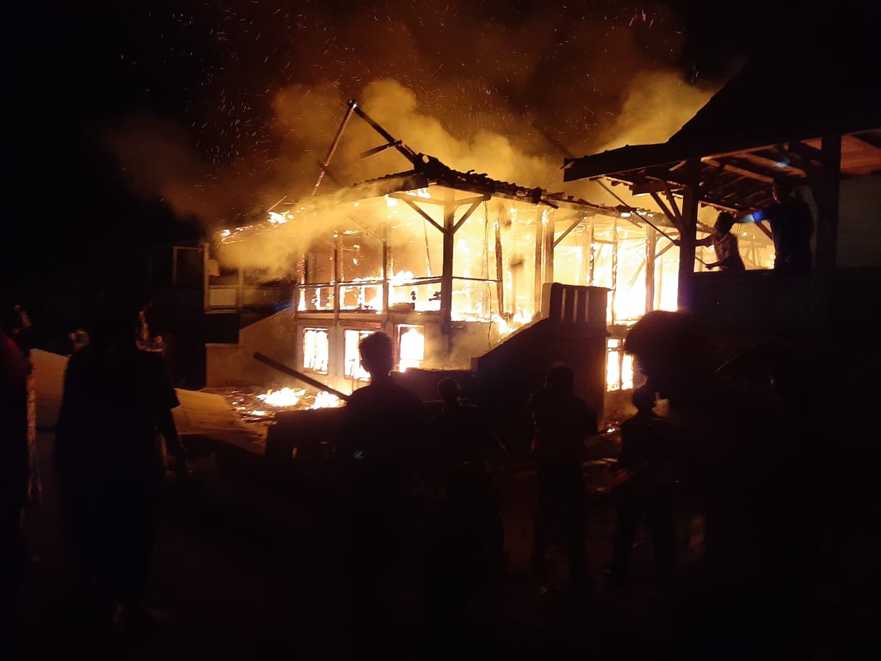 Diduga Akibat Korsleting Listrik, Satu Rumah Ludes Terbakar