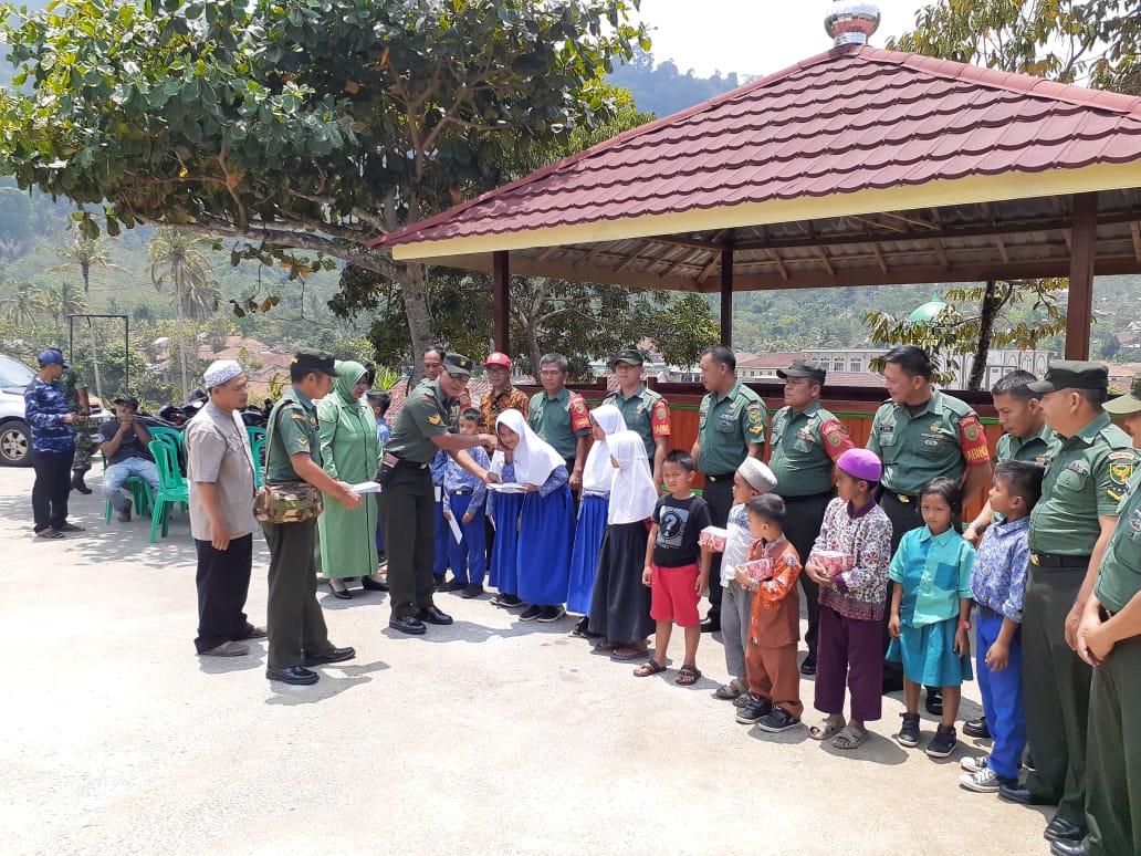 Resmikan Mushola, Koramil Sumberjaya Santuni Anak Yatim