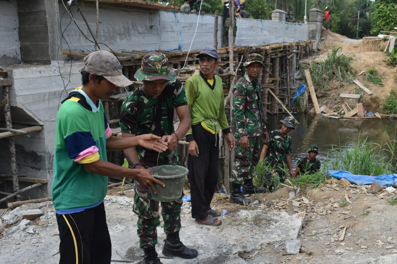 TNI-Masyarakat Gotong Royong Bangun Jembatan