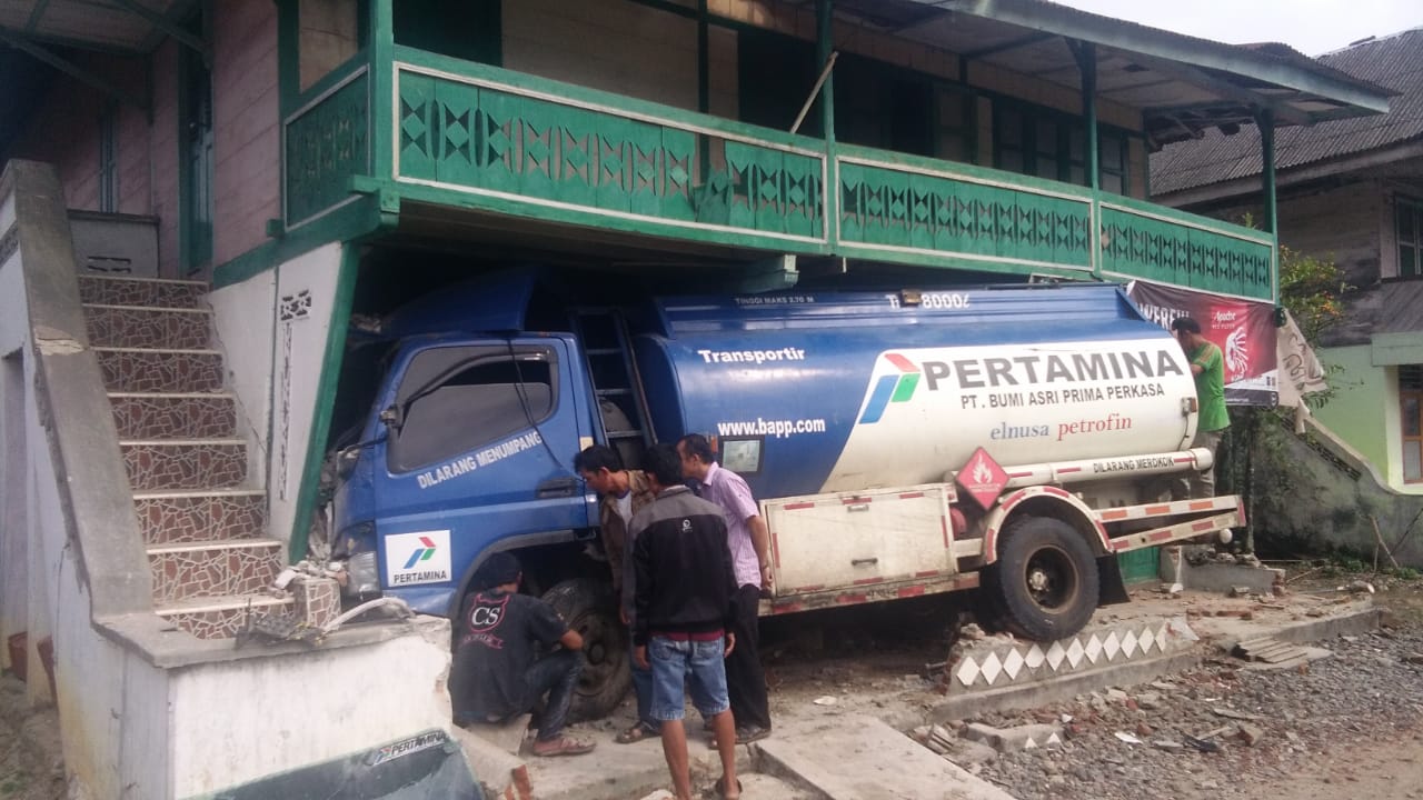 Hindari Motor, Truck Tangki BBM Tabrak Rumah Warga