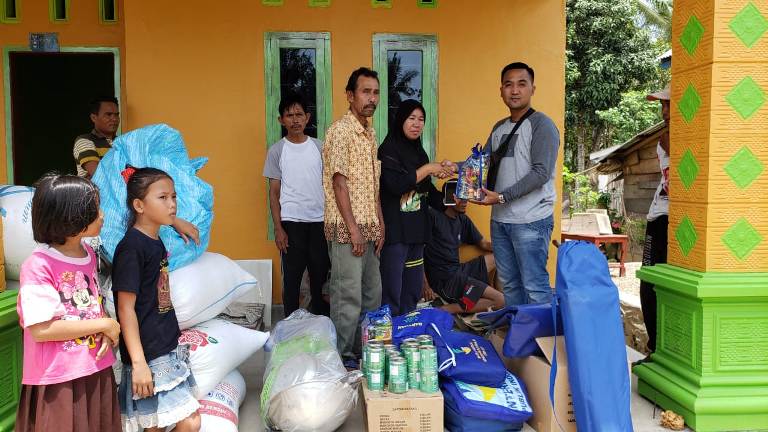 Dinsos Pesbar Serahkan Bantuan untuk Korban Kebakaran