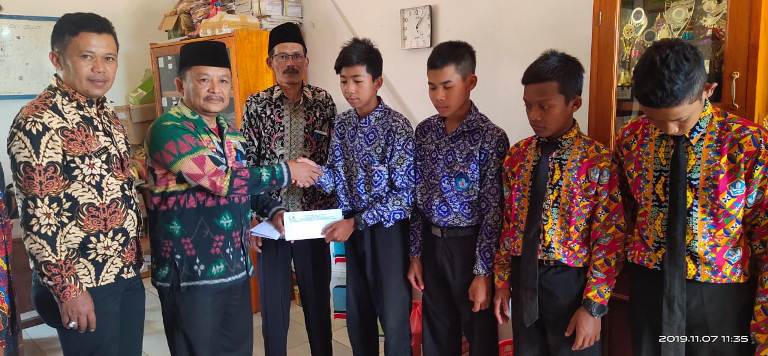 Baznas Bagikan Zakat di Kecamatan Pagardewa