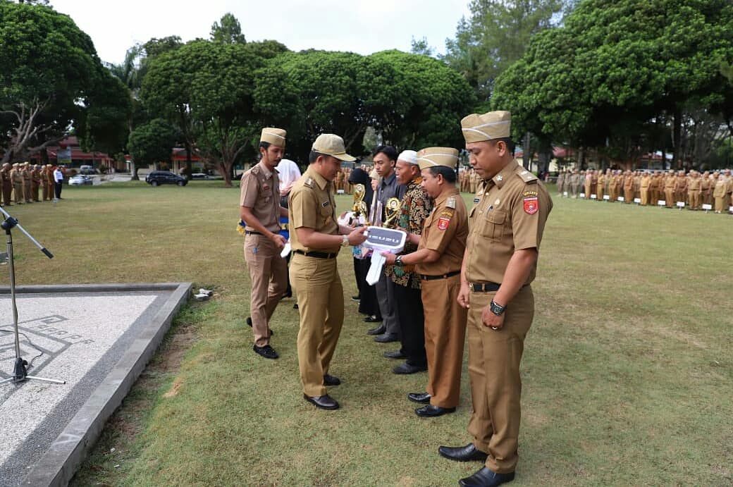 Parosil Serahkan Penghargaan Kepada Koperasi Berprestasi