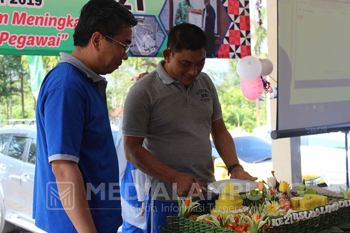 Rayakan HUT ke-21, RSUDAU Potong 21 Nasi Tumpeng