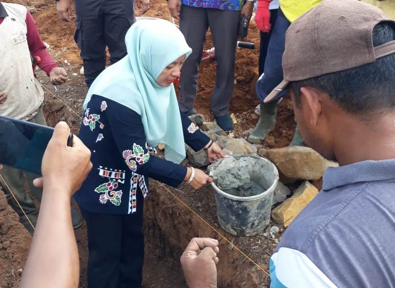 Ernawati Lakukan Peletakan Batu Pertama Pembangunan Masjid