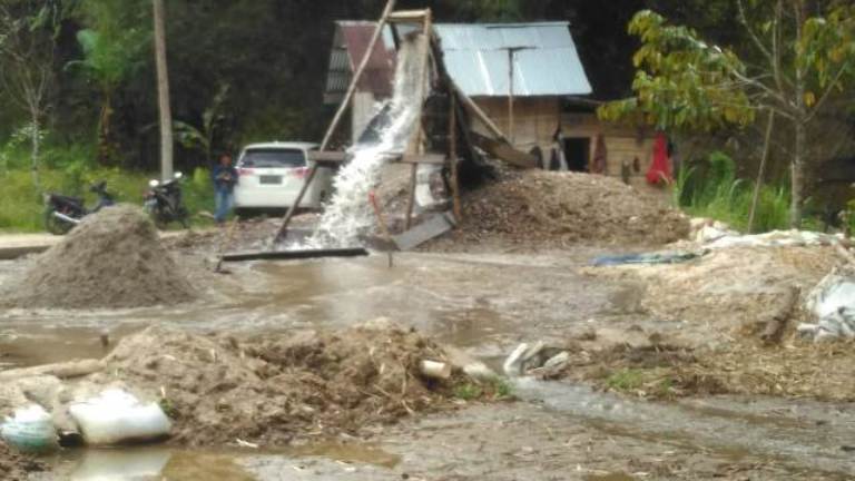 Aktifitas 62 Pertambangan Galian C di Lambar Ilegal