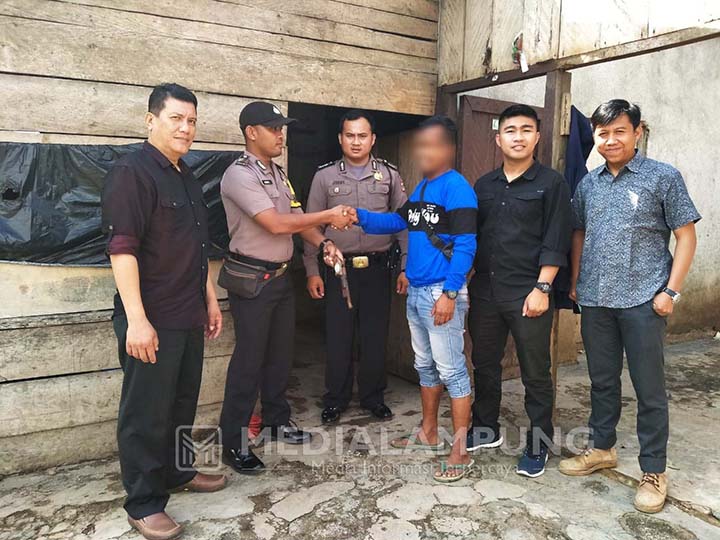 Warga Serahkan Senpi Jenis Locok ke Polisi