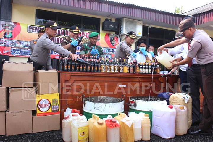 Polres Lambar Musnahkan Ratusan Botol Miras