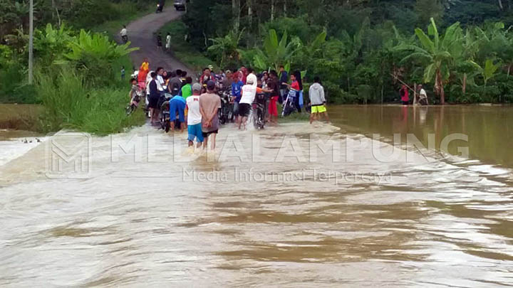 Luapan Way Besai Menyebabkan Berbagai Kerusakan