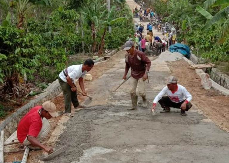 Masyarakat Swadaya Perbaiki Jalan Pekon