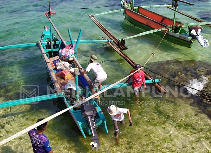 Lokasi Penyeberangan di Tebakak Jauh Dari Kata Layak