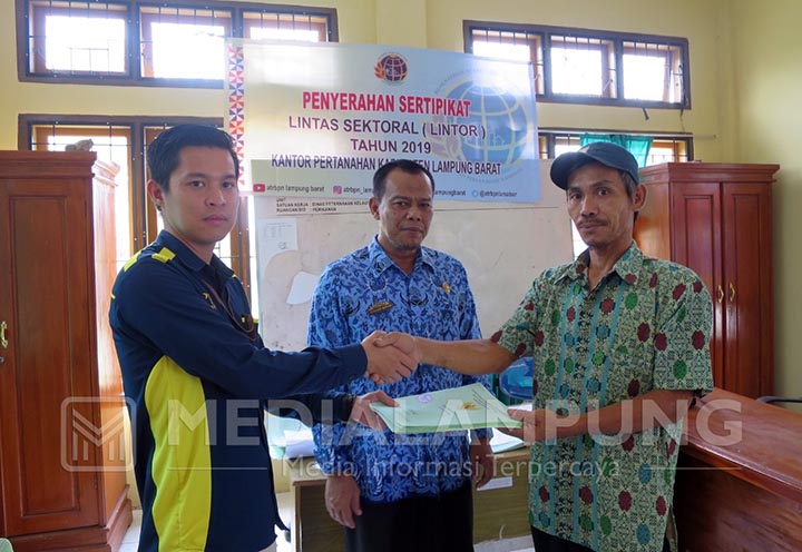 100 Nelayan Terima Sertifikat Tanah Program SeHAT