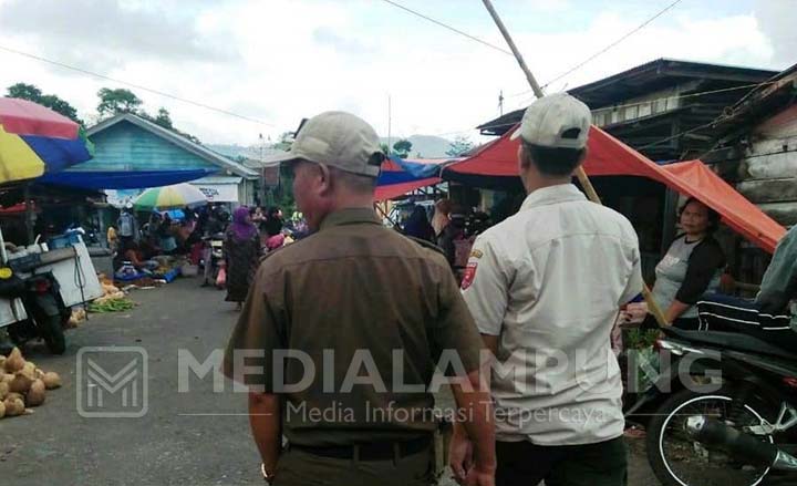 Satpol PP-Dikoperindag Sidak Pasar Sebelat