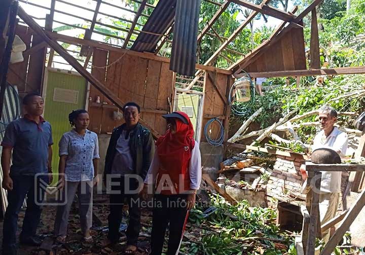 Camat Belalau Tinjau Rumah Terdampak Pohon Tumbang