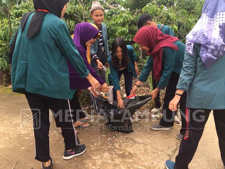 Mahasiswa KKN Gelar Aksi Pungut Sampah