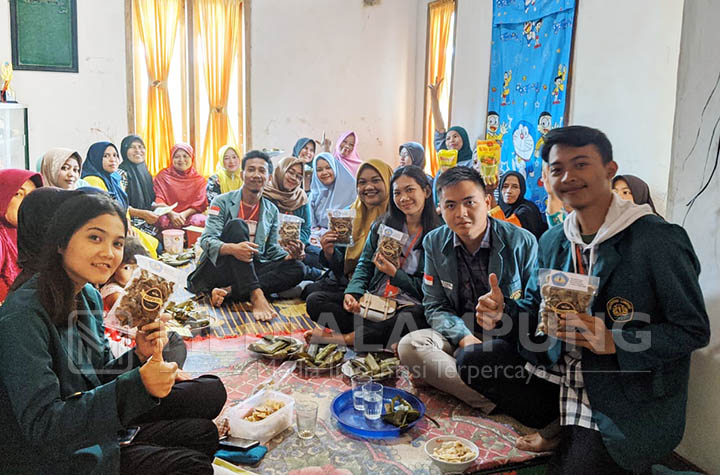 Keren!! KKN Unila Buat Kerupuk dan Pie dari Biji Kopi