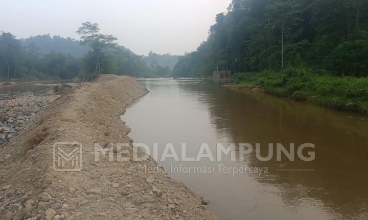 Warga Swadaya Perbaiki Tanggul Bendungan