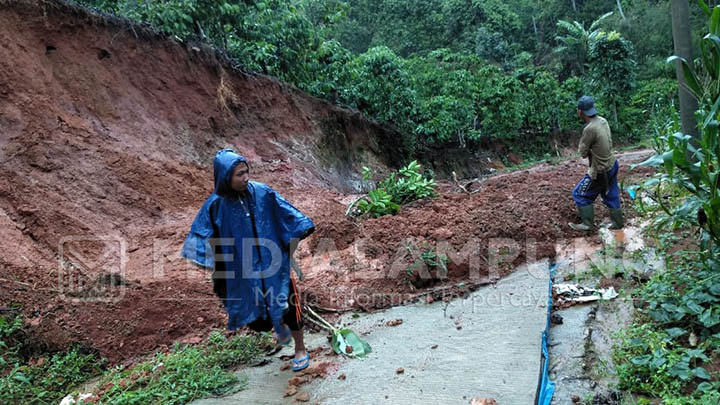 Longsor Timbun Dua Akses Jalan di Sukabumi